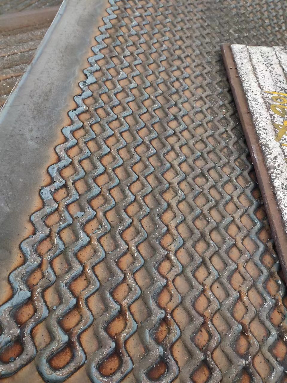 江西堆焊耐磨板花板8+6